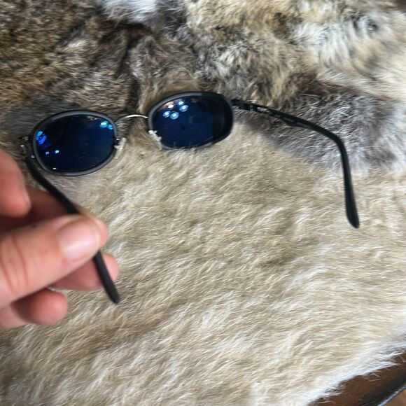 Stylish Black Oval Sunglasses Maui Jim (BK1) - Picture 4 of 4